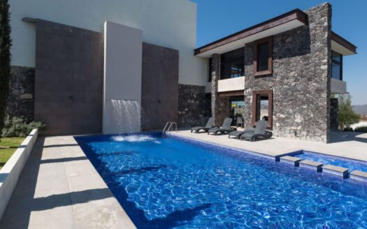 Figué Zibatá Casas en Venta Fraccionamiento Privado Querétaro piscina